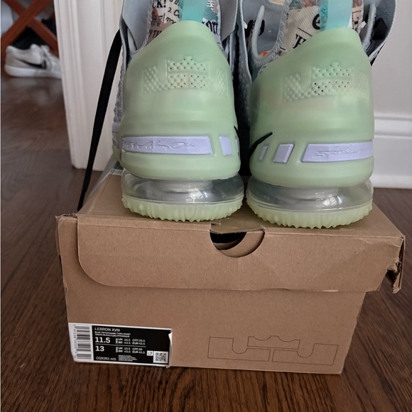 Nike Lebron XVIII - Picture 2 of 3